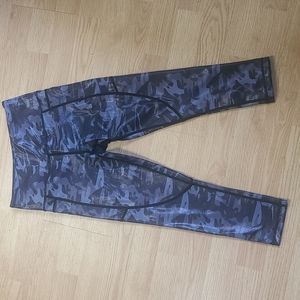 ZYIA Black Camo Metallic Pocket LNT Hi Rise Capri 20"